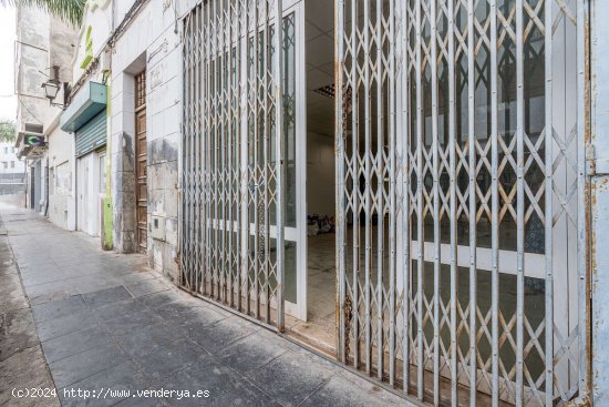 Edificio en Pleno Centro de Arrecife con Amplio Local y Vivienda con Azotea, Ideal para Reformar - A