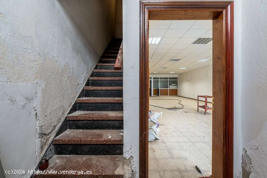 Edificio en Pleno Centro de Arrecife con Amplio Local y Vivienda con Azotea, Ideal para Reformar - A