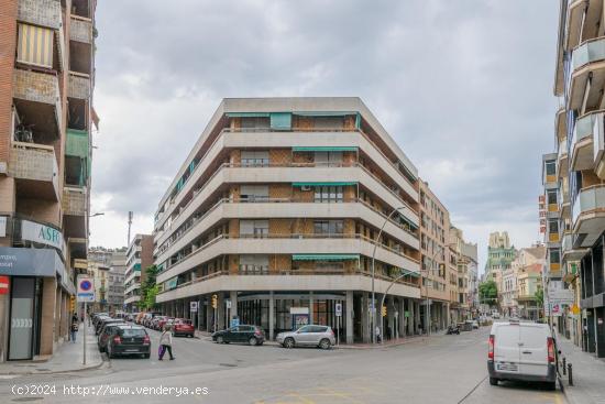  Piso de 4 habitaciones en pleno centro - BARCELONA 