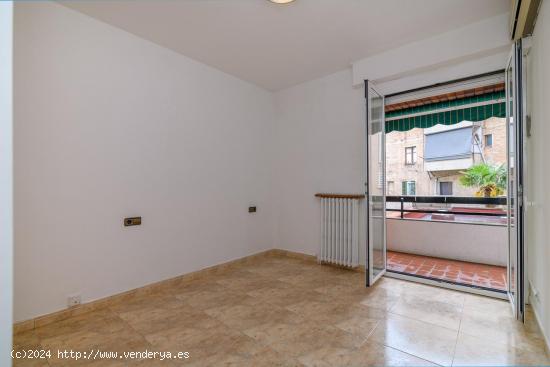 Piso de 4 habitaciones en pleno centro - BARCELONA