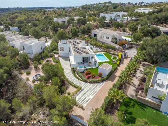 Villa de ensueño en Las Colinas Golf con parcela de 1700m2 - ALICANTE