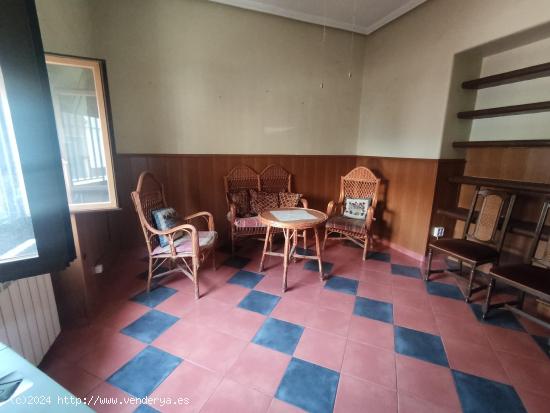 CASA EN 2 ALTURAS DE 228 m2 DE PARCELA CON 5 DORMITORIOS, 2 BAÑOS PATIO Y TERRAZA - CIUDAD REAL