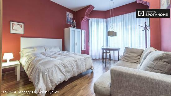 Habitación atemporal con ventana con vista a la calle en piso compartido, Eixample - VALENCIA