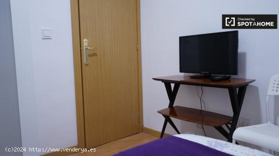 Se alquila habitación en un elegante apartamento de 3 dormitorios, con propietario, Carabanchel - M