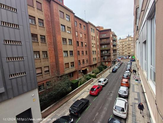  ¡¡AMPLIO!! Piso semi-reformado en el Centro de León, junto a la Plaza de La Inmaculada. - LEON 