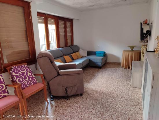 AMPLIA VIVIENDA DE 4 DORMITORIOS CON PATIO, SEMIREFORMADA Y CENTRICA - ALBACETE