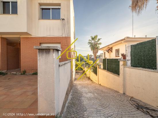 ¡Gran oportunidad! Casa adosada con jardín y terrazas en La Pobla de Montornès - TARRAGONA