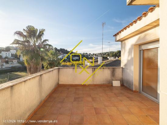 ¡Gran oportunidad! Casa adosada con jardín y terrazas en La Pobla de Montornès - TARRAGONA