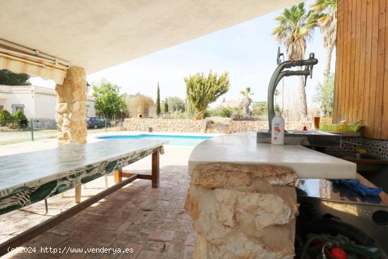 PERLETA CASA DE CAMPO CON ESTUPENDA PISCINA Y ZONA DE BARBACOA-BAR - ALICANTE