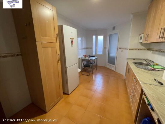 PISO DE 4 HABITACIONES Y DOS BAÑOS CON GARAJE Y TRASTERO - ALBACETE