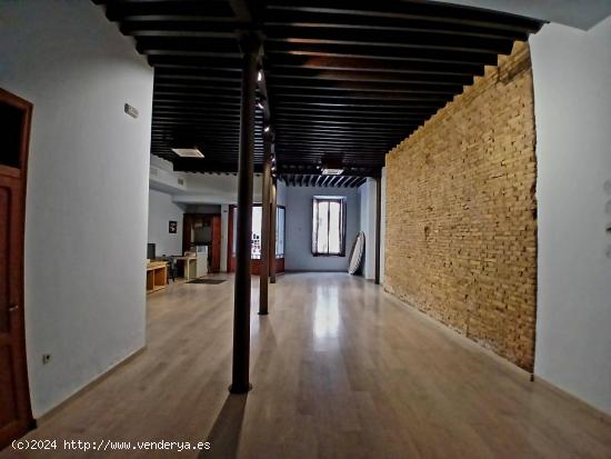 MAGNIFICO LOCAL EN VENTA, EDIFICIO EMBLEMATICO EN PLENO CORAZON DE CARTAGENA!!! CON SALIDA DE HUMOS 