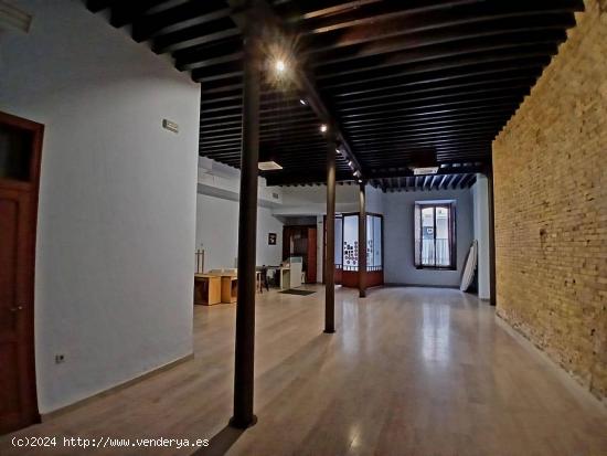 MAGNIFICO LOCAL EN VENTA, EDIFICIO EMBLEMATICO EN PLENO CORAZON DE CARTAGENA!!! CON SALIDA DE HUMOS 