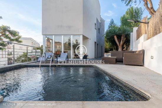 Casa independiente con vistas despejadas y piscina en Vallpineda - BARCELONA