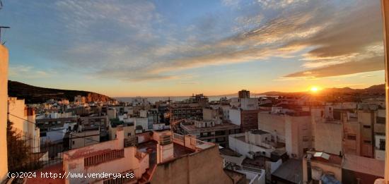 Casa en el centro con patio y solárium - MURCIA