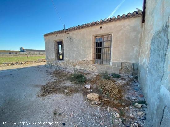 FANTÁSTICA PARCELA CON VIVIENDA PARA REFORMAR EN EL CAMPILLO - MURCIA