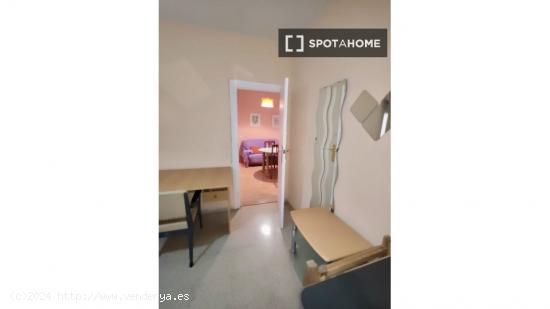 Se alquila habitación en piso de 3 dormitorios en Granada - GRANADA