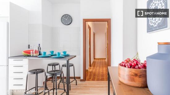 Alquiler de habitaciones en piso de 4 dormitorios en Berruguete, Madrid - MADRID