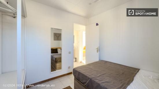 Se alquila habitación en apartamento de 3 dormitorios en Barcelona - BARCELONA