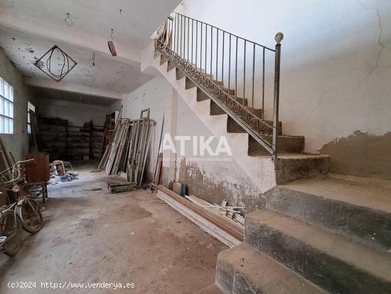 CASA A LA VENTA EN AIELO TOTALMENTE PARA REFORMAR CON PATIO CENTRAL. - VALENCIA