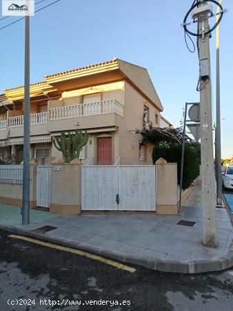  SE VENDE CHALET ADOSADO EN ESQUINA EN TORRE DE LA HORADADA - ALICANTE 