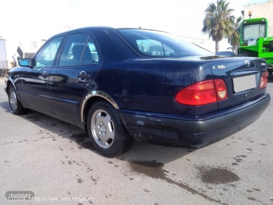 Mercedes Clase E E300 TD AUT. Elegance 177 cv. de 1998 con 358.000 Km por 3.500 EUR. en Murcia