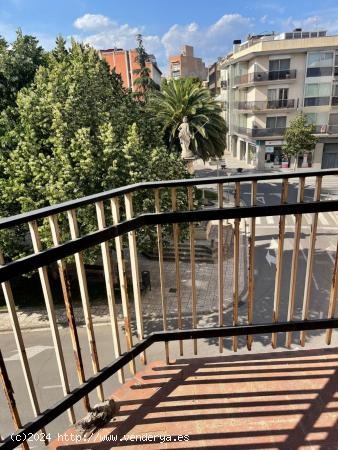 Casa amb 4 plantes, ascensor i gran garatge a la Plaça del Rei d´Igualada - BARCELONA