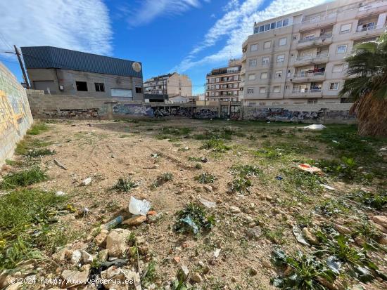 TERRENO URBANO CON NAVE INDUSTRIAL CON ACCESO A 3 CALLES - ALICANTE