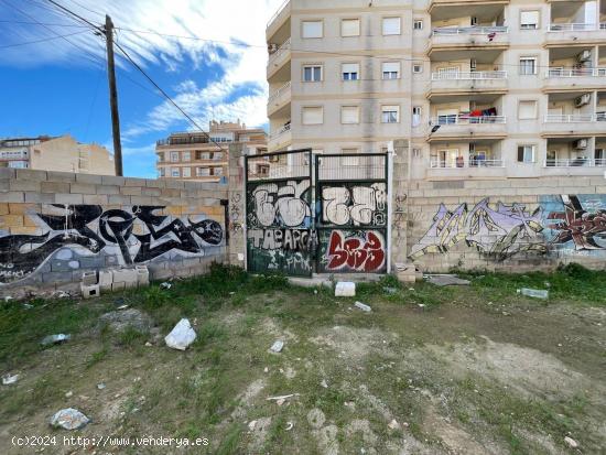 TERRENO URBANO CON NAVE INDUSTRIAL CON ACCESO A 3 CALLES - ALICANTE