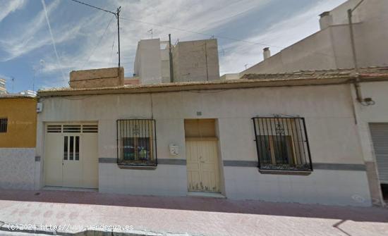  Casa de pueblo de grandes dimensiones en Guardamar pueblo. - ALICANTE 