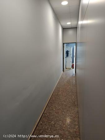 Planta baja para oficina, local comercial o almacén en Xirivella de 116 m2 con dos persianas. - VAL