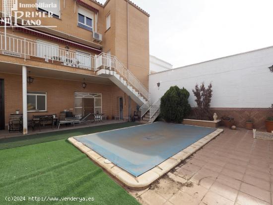  *OPORTUNIDAD* Casa de dos plantas con 4 dormitorios, 4 baños, garaje, patio, cocinilla y piscina -  