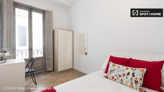 Habitación amueblada con armario independiente en el piso compartido, Puerta del Sol - MADRID