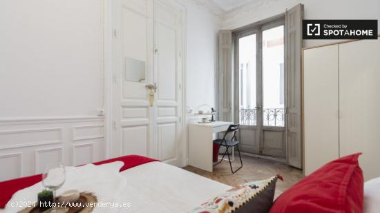 Habitación amueblada con armario independiente en el piso compartido, Puerta del Sol - MADRID