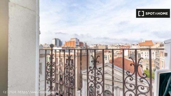 Se alquila habitación en piso de 9 habitaciones en L'Antiga Esquerra De L'Eixample - BARCELONA