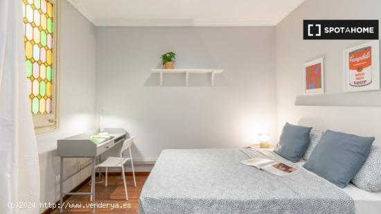 Se alquila habitación en piso de 9 habitaciones en L'Antiga Esquerra De L'Eixample - BARCELONA