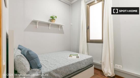 Se alquila habitación en piso de 9 habitaciones en L'Antiga Esquerra De L'Eixample - BARCELONA