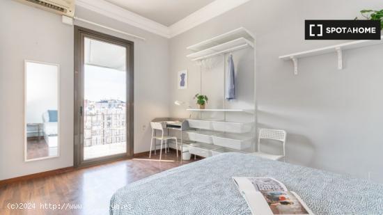 Se alquila habitación en piso de 9 habitaciones en L'Antiga Esquerra De L'Eixample - BARCELONA