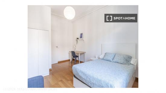 Se alquila habitación en piso de 6 habitaciones en Barcelona - BARCELONA