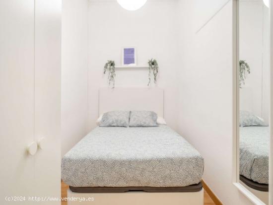  Se alquila habitación en piso de 6 habitaciones en Barcelona - BARCELONA 