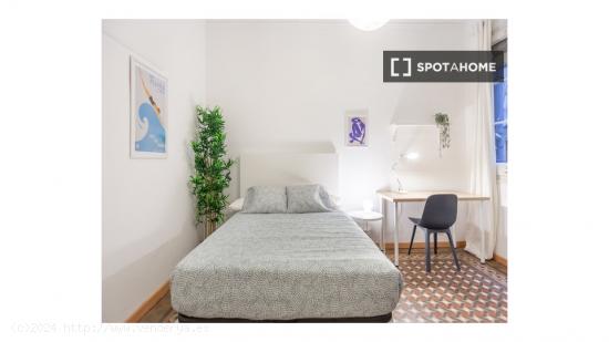 Se alquila habitación en piso de 6 habitaciones en Barcelona - BARCELONA