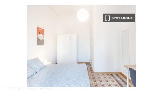 Se alquila habitación en piso de 6 habitaciones en Barcelona - BARCELONA