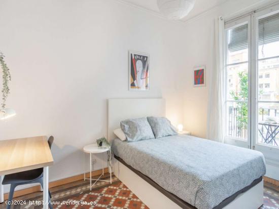  Se alquila habitación en piso de 6 habitaciones en Barcelona - BARCELONA 