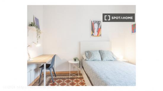 Se alquila habitación en piso de 6 habitaciones en Barcelona - BARCELONA