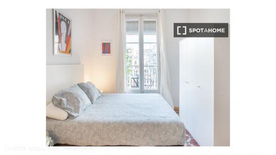 Se alquila habitación en piso de 6 habitaciones en Barcelona - BARCELONA