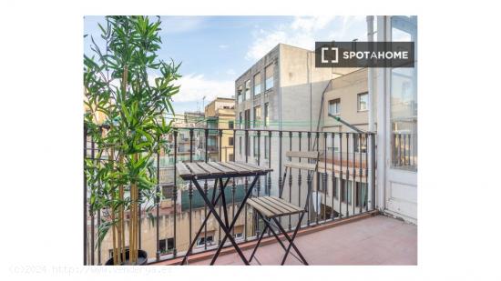 Se alquila habitación en piso de 6 habitaciones en Barcelona - BARCELONA