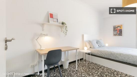 Se alquila habitación en piso de 6 habitaciones en Barcelona - BARCELONA