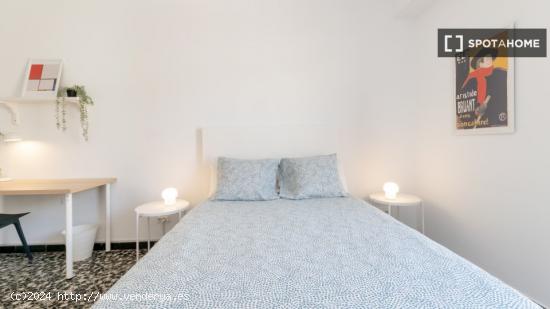 Se alquila habitación en piso de 6 habitaciones en Barcelona - BARCELONA