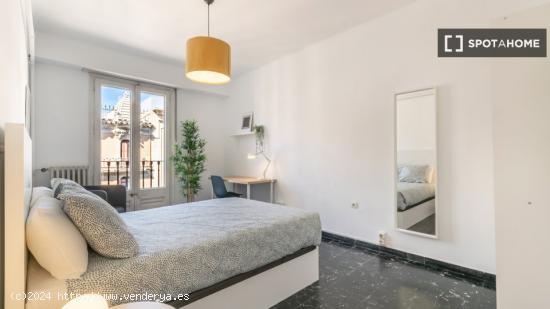 Se alquila habitación en piso de 6 habitaciones en Barcelona - BARCELONA