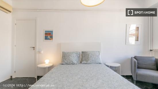 Se alquila habitación en piso de 6 habitaciones en Barcelona - BARCELONA