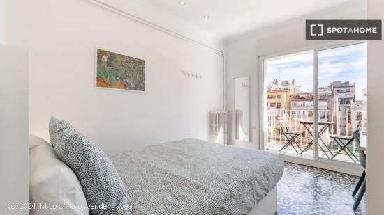 Se alquila habitación en piso de 6 habitaciones en Barcelona - BARCELONA